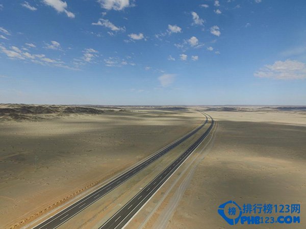 京新高速穿越沙漠图片
